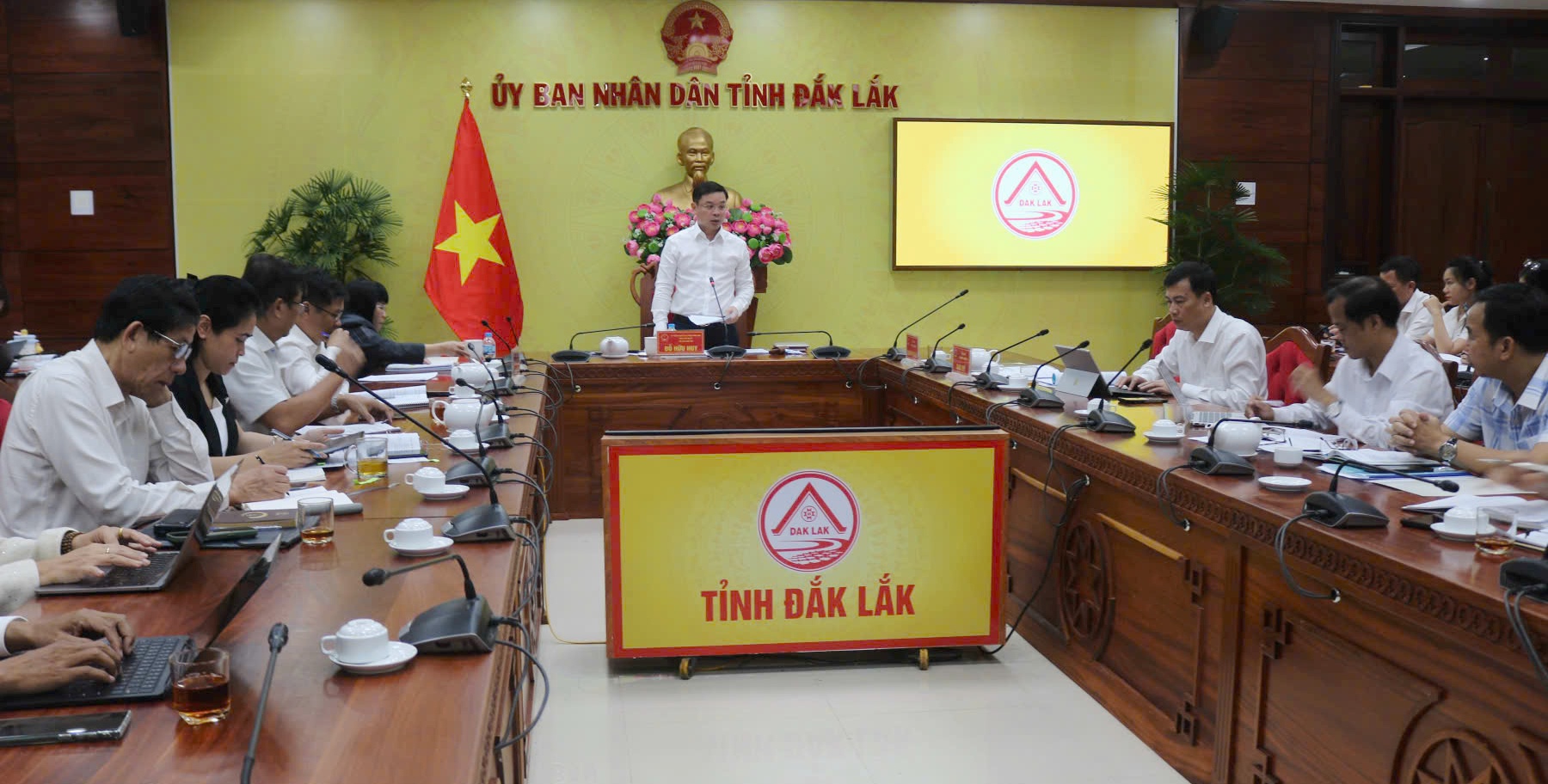 Chủ tịch UBND tỉnh Đỗ Hữu Huy phát biểu tại cuộc họp